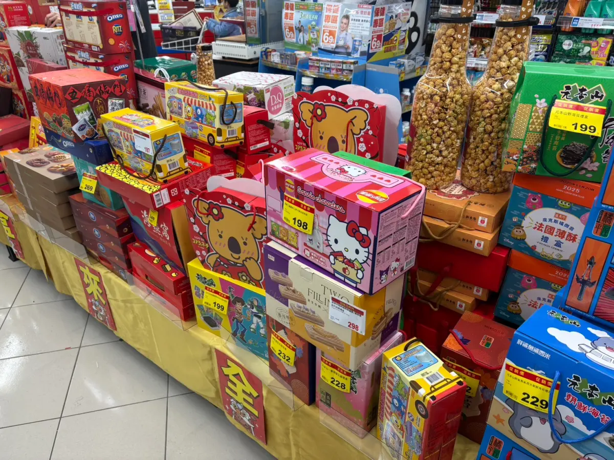 ▲通路禮盒春節過後價崩出清！全聯從4折到6折都有、全家統一69折、7-11則有5折至7折的優惠。（圖/記者張嘉哲攝）