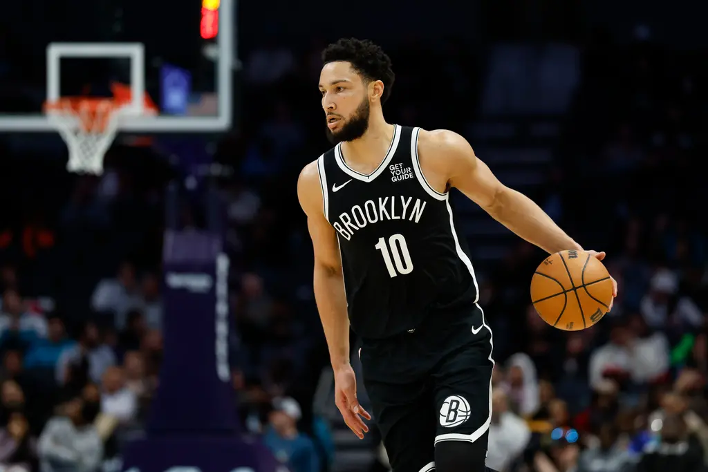 ▲根據NBA知名記者Shams Charania消息指出，目前效力布魯克林籃網的「前狀元」Ben Simmons目前正在和籃網商討買斷合約，外界普遍認為若雙方達成共識後，Simmons將加盟具有爭冠實力球隊，目前騎士、快艇成為最大的潛在下家。（圖／美聯社／達志影像）