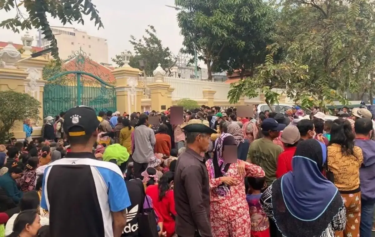 ▲一名華人商人每年都會在自家別墅前發紅包，今年造成4死6傷意外。（圖／翻攝自X）