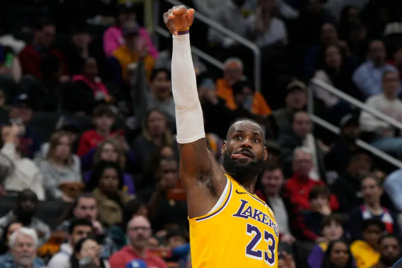 ▲隨著交易案告吹，讓湖人在中鋒位上更加吃緊，《ESPN》評論員Skip Bayless就表示，「或許球團可以開始考慮讓LeBron James出任首發中鋒。」（圖／美聯社／達志影像）