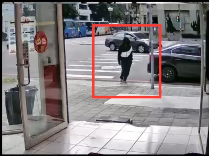 ▲嫌犯都是在超商旁守枺待免，若發現有駕駛人下車未熄火，即趁機偷開走汽車（圖/記者鄧力軍翻攝）