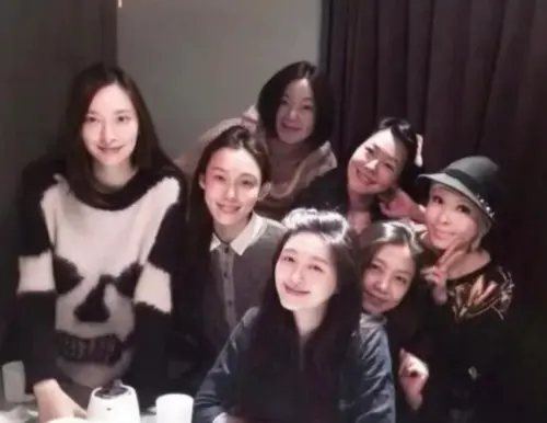 ▲曾共同創造回憶的「華岡七仙女」，如今少了一人，令人無限感傷。（圖／翻攝自小紅書）