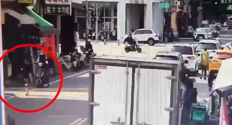 ▲監視器清楚拍下遇害前的75歲張姓婦人身影。（圖／高雄市刑大提供）