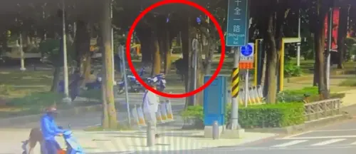 住在左營的75歲張姓婦人,平時女兒都會載他去公園。1月14日張婦女兒陪同其返回左營區富民路住處後,未再看到老婦的蹤影,也聯繫不上。(圖/高雄市刑大提供) ▲住在左營的75歲張姓婦人,平時女兒都會載他去公園。1月14日張婦女兒陪同其返回左營區富民路住處後,未再看到老婦的蹤影,也聯繫不上。(圖/高雄市刑大提供)