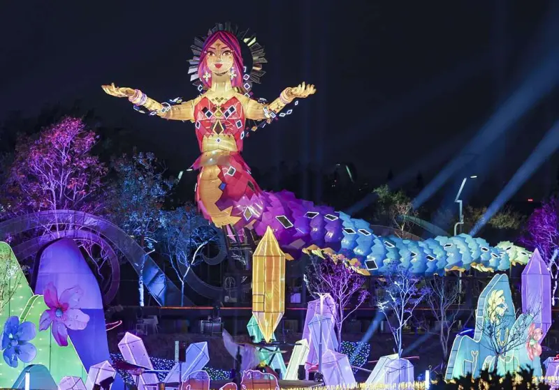 ▲網路討論度最高的「2025中台灣元宵燈會」，將於明（8）日登場，主燈重現創世神話女神「女媧」姿態，被網友們批外型，但其實是全台首創唯一會移動展演的主燈設計。本文整理包含點燈時間、交通與交通管制等資訊一文掌握。（圖／取自大玩台中官網）