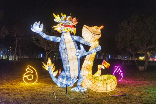 ▲「蛇麼玩意燈區」以KUSO燈組為主並大玩諧音梗。（圖／取自大玩台中官網）