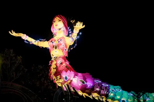 ▲最受網友們熱議的主燈以女媧神話為發想，但其實是首創全台唯一移動式主燈。（圖／取自大玩台中臉書）