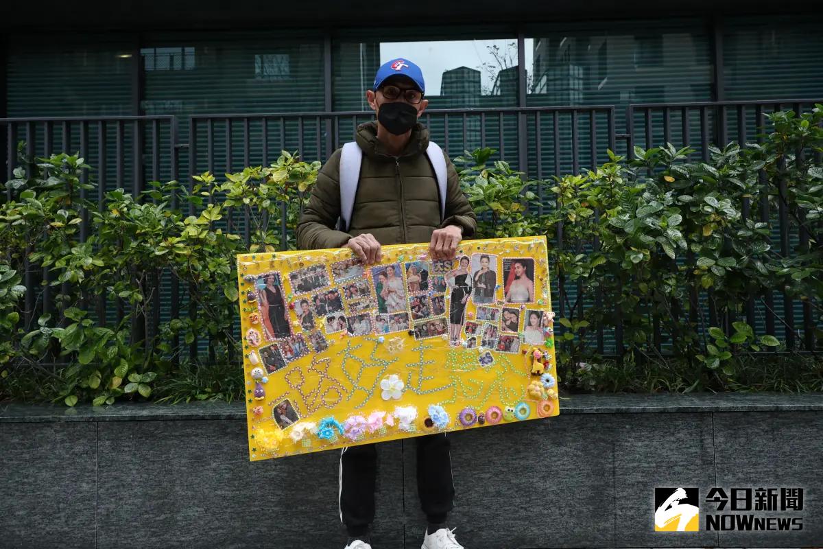 ▲今日有粉絲（如圖）衝到大S家樓下追悼，帶著自製的牌子盼她一路好走，且說還是希望小S幫忙辦追思會。（圖／記者陳明安攝）