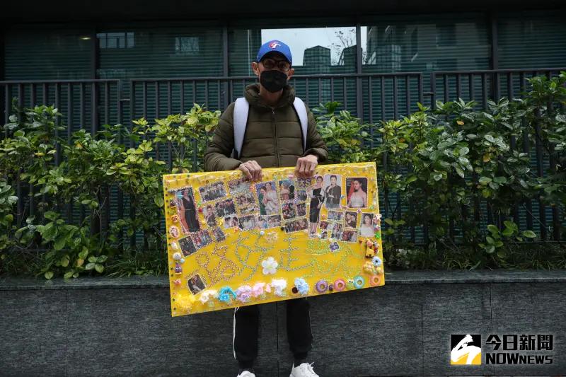 ▲今日有粉絲（如圖）衝到大S家樓下追悼，帶著自製的牌子盼她一路好走，且說還是希望小S幫忙辦追思會。（圖／記者陳明安攝）