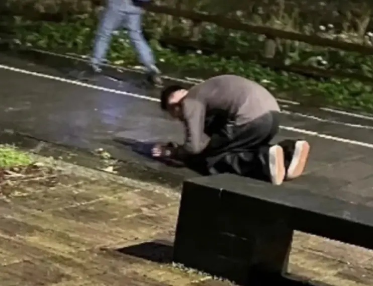 ▲網路上瘋傳一張汪小菲（如圖）疑似在雨中為大S跪地痛哭的照片，而他朋友透露，他目前狀況真的不太好，「傷痛到站不起來。」（圖／微博）