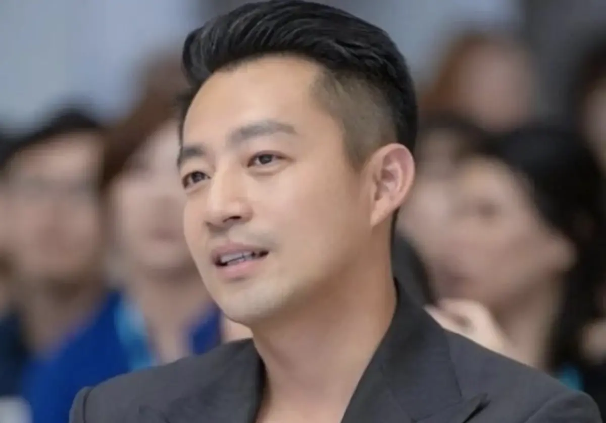 ▲汪小菲在前妻大S猝逝後，一連串戲劇化的公開表現，沒能成功立下「深情」人設，反而被網友嘲諷是「花式深情」連續劇，還有人表示大S家人沒幫她辦告別式，汪小菲也沒有了表演舞台。（圖／摘自微博）