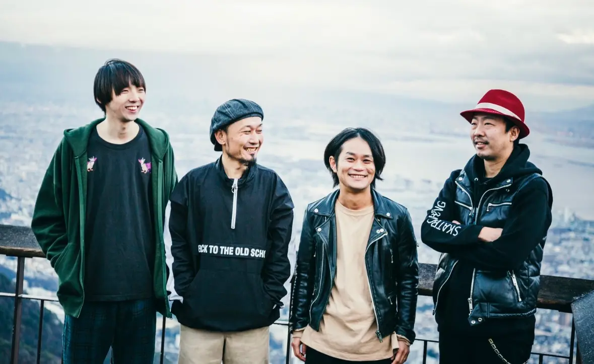 ▲日本樂團GaGaGa SP貝斯手桑原康伸（最左）於前（5）日因心臟衰竭驟逝！原定2月來台參與台中浮現祭演出成遺憾。（圖／翻攝自X）