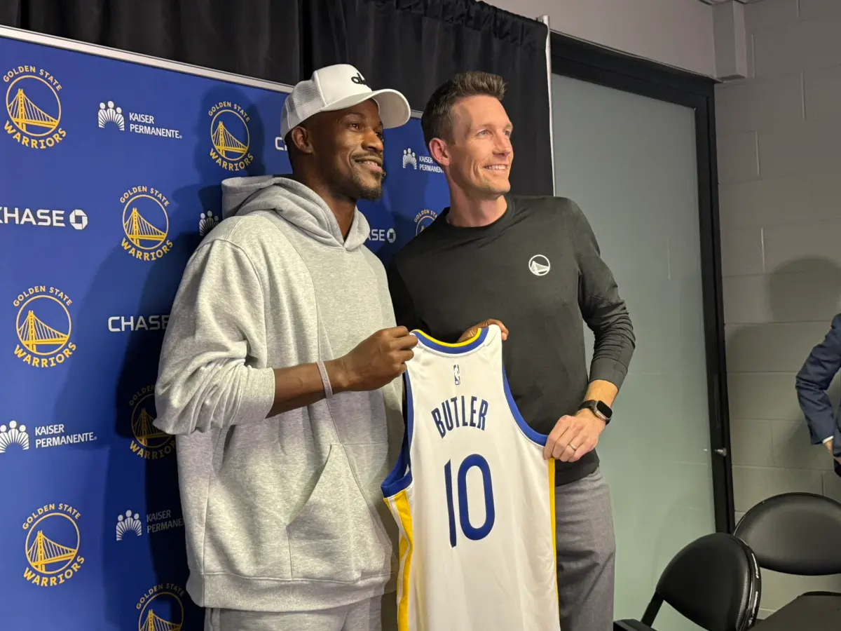 ▲金州勇士對在交易截止日前與邁阿密熱火完成交易，得到「士官長」Jimmy Butler（圖左），這位超級球星預計將在9日（本周日）對上芝加哥公牛的比賽中身披10號球衣出賽。（圖／美聯社／達志影像）