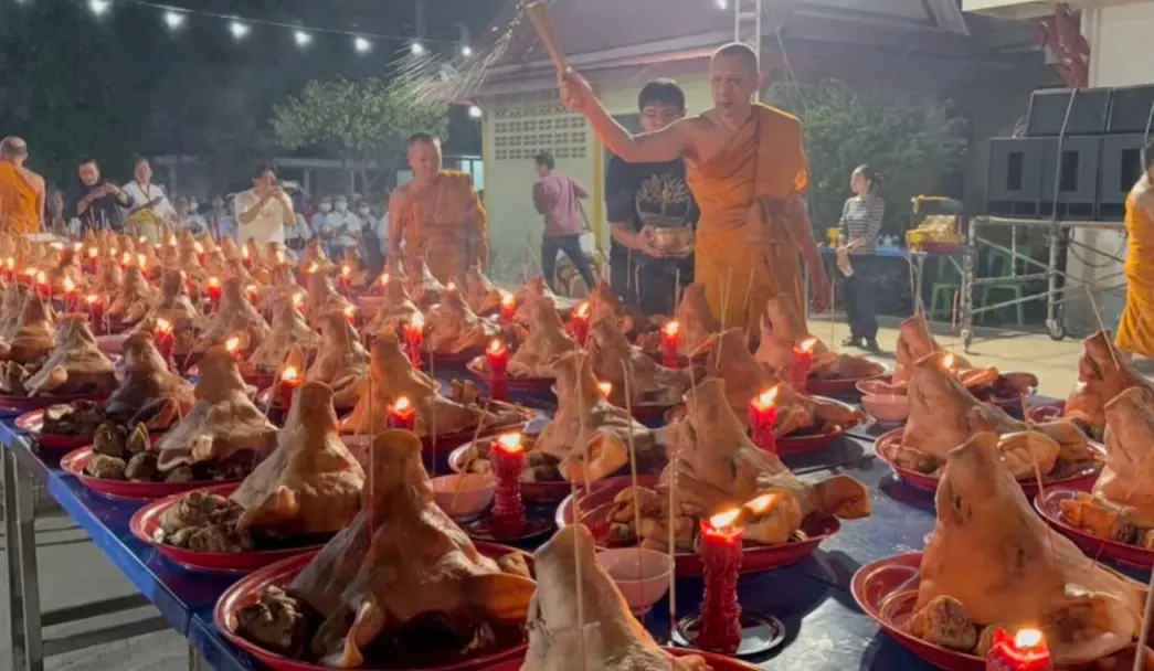 ▲一名台灣男子在曼谷四面佛許願求財，沒想到竟中大獎，他日前再度前往泰國還願。（圖／翻攝自臉書）