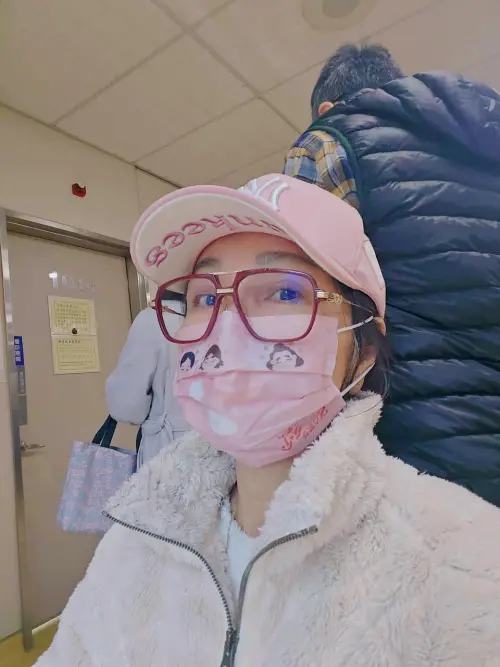 ▲陳美鳳戴粉色帽子，坐輪椅看診，素顏依舊氣色佳。（圖／翻攝自陳美鳳臉書）