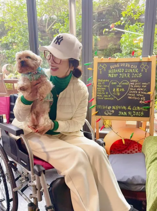 ▲陳美鳳笑言，雖然不能出國，但至少能在家休息，陪親友打麻將、唱歌，轉念後心情輕鬆不少。（圖／翻攝自陳美鳳臉書）