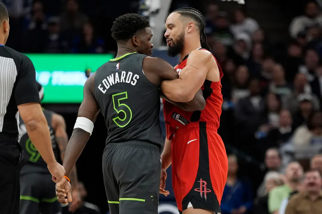 ▲明尼蘇達灰狼球星 Anthony Edwards 在對陣休士頓火箭的比賽中與 Dillon Brooks 險些爆發肢體衝突，賽後 Edwards 直言 Brooks 打球骯髒且帶有惡意，場上火藥味十足。（圖／美聯社／達志影像）