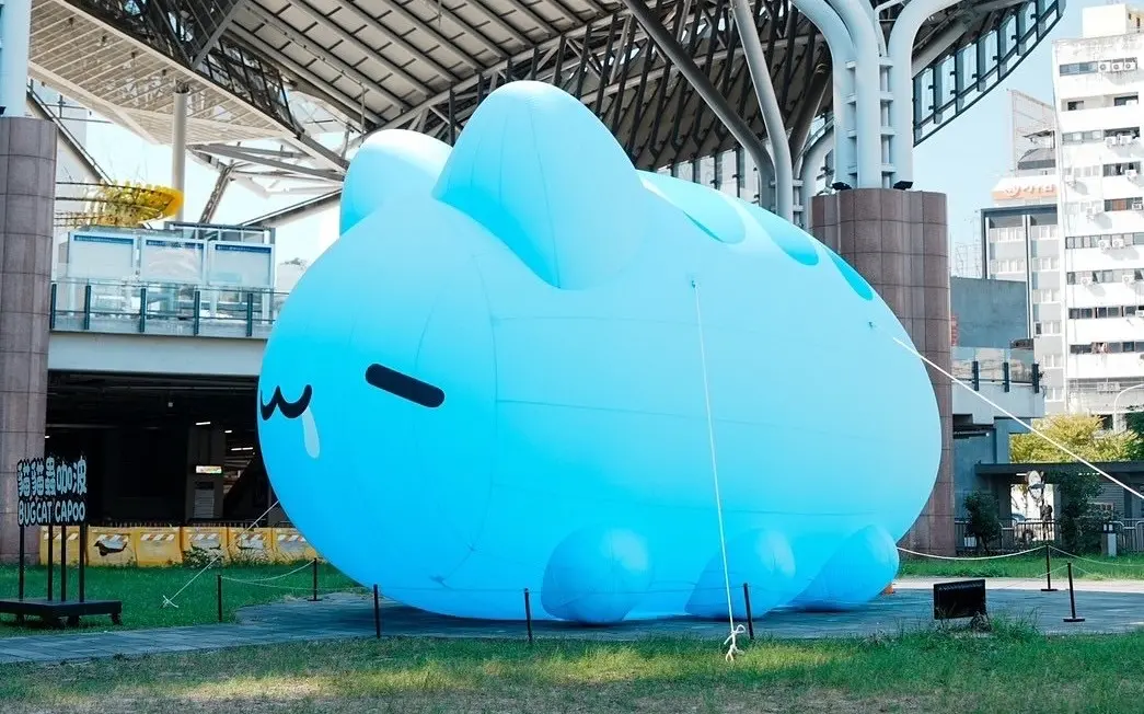 ▲超巨大咖波氣偶原要在台中驛展出到3月，因深夜遭「暗殺」只提早結束。（圖／翻攝Bugcat Capoo粉專，2025.02.07）