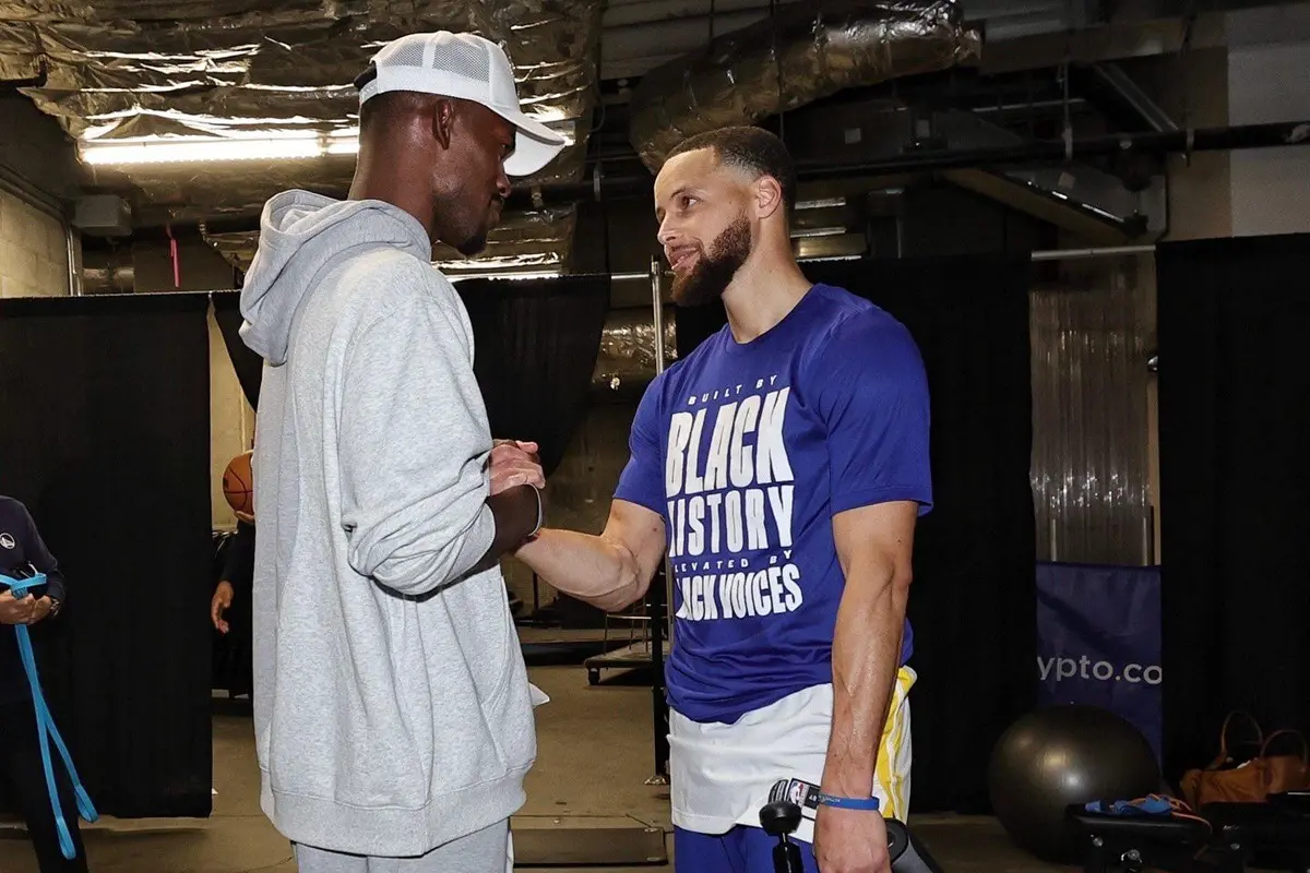 ▲Jimmy Butler今天正式加入這一支球隊，並且有機會在兩天之後代表灣區在例行賽出賽。他也已經和Curry進行了見面，兩人在球場中進行了交談，並且握手致意。（圖／翻攝自Warriors Reddit）