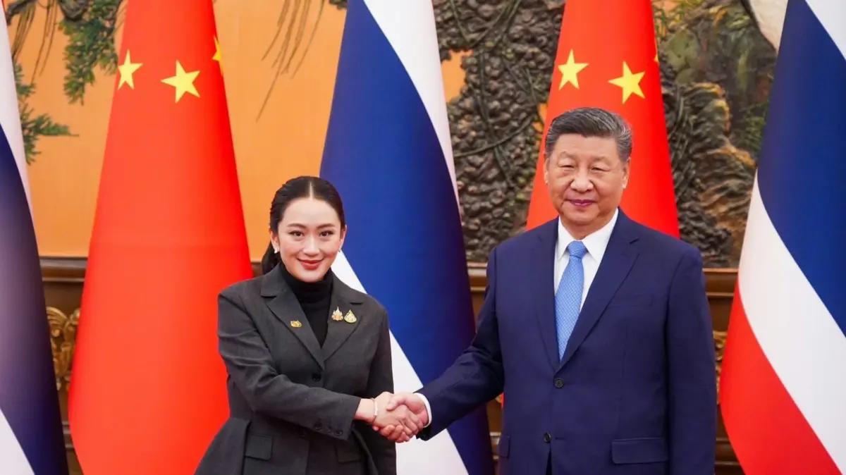 ▲泰國總理貝東丹與中國領導人習近平會晤，與此同時泰警衝破豪宅逮捕2名電詐公司首腦。（圖／翻攝自微博）