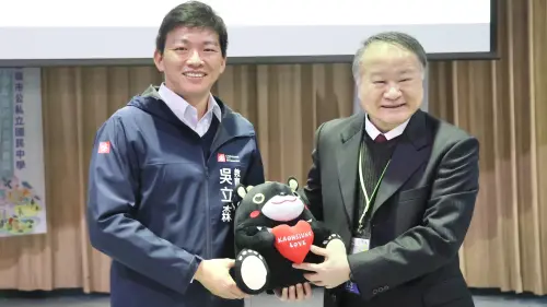 ▲教育局長吳立森(左)贈實踐大學校長丁斌首(右)高雄熊,感謝協助教育局舉辦今年國中校長會議。(圖/高市府教育局提供) ▲教育局長吳立森(左)贈實踐大學校長丁斌首(右)高雄熊,感謝協助教育局舉辦今年國中校長會議。(圖/高市府教育局提供)