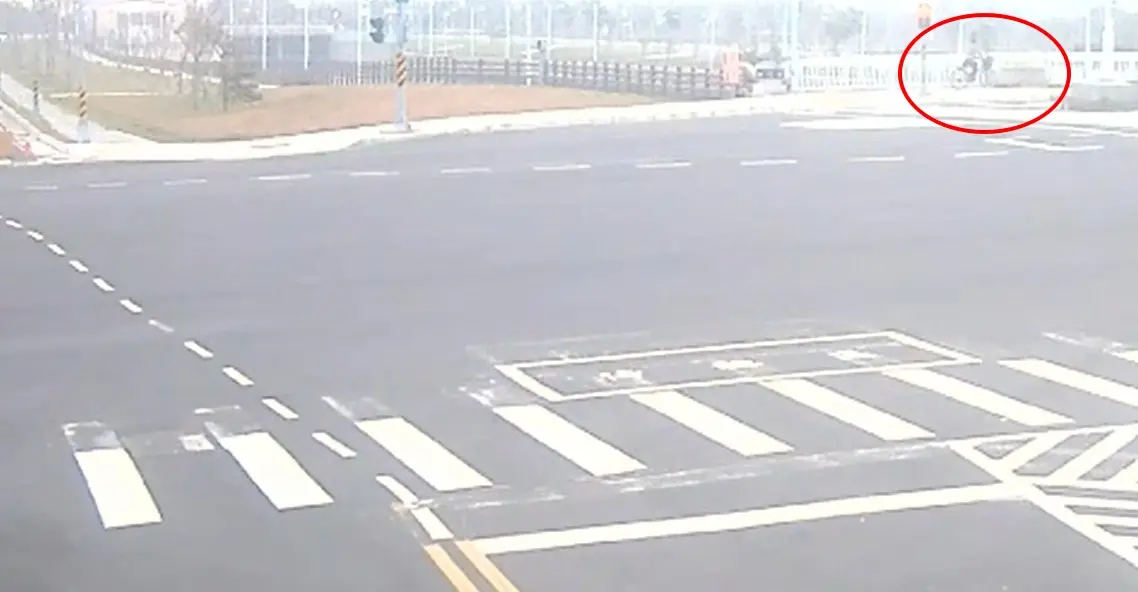 ▲2月3日張姓嫌犯於清晨騎腳踏車至前鎮區5號船渠處丟棄趙林姓婦人殘骸，丟完後還走到一旁橋上觀看水面，相當冷血。（圖／高雄市刑大提供）