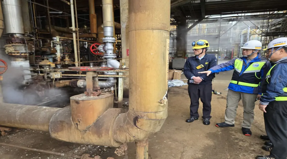 ▲勞動部職安署長鄒子廉帶隊檢查石化廠，檢查蒸氣渦輪機幫浦進出口管線設備，保溫施作安全，並要求事業單位應加強勞工防護具穿戴措施。（圖／勞動部）