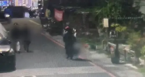 ▲犯下連續人的張姓兇嫌，有2名受害婦人都遭其分屍支解，其中監視器清楚拍下，張嫌將左營失蹤張姓婦人屍塊，裝進黑色手提袋，準備棄屍的畫面。（圖／高雄市刑大提供）