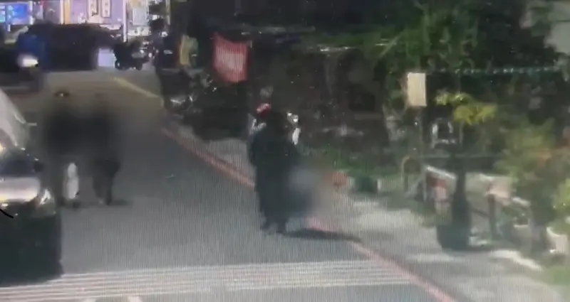 ▲犯下連續人的張姓兇嫌，有2名受害婦人都遭其分屍支解，其中監視器清楚拍下，張嫌將左營失蹤張姓婦人屍塊，裝進黑色手提袋，準備棄屍的畫面。（圖／高雄市刑大提供）