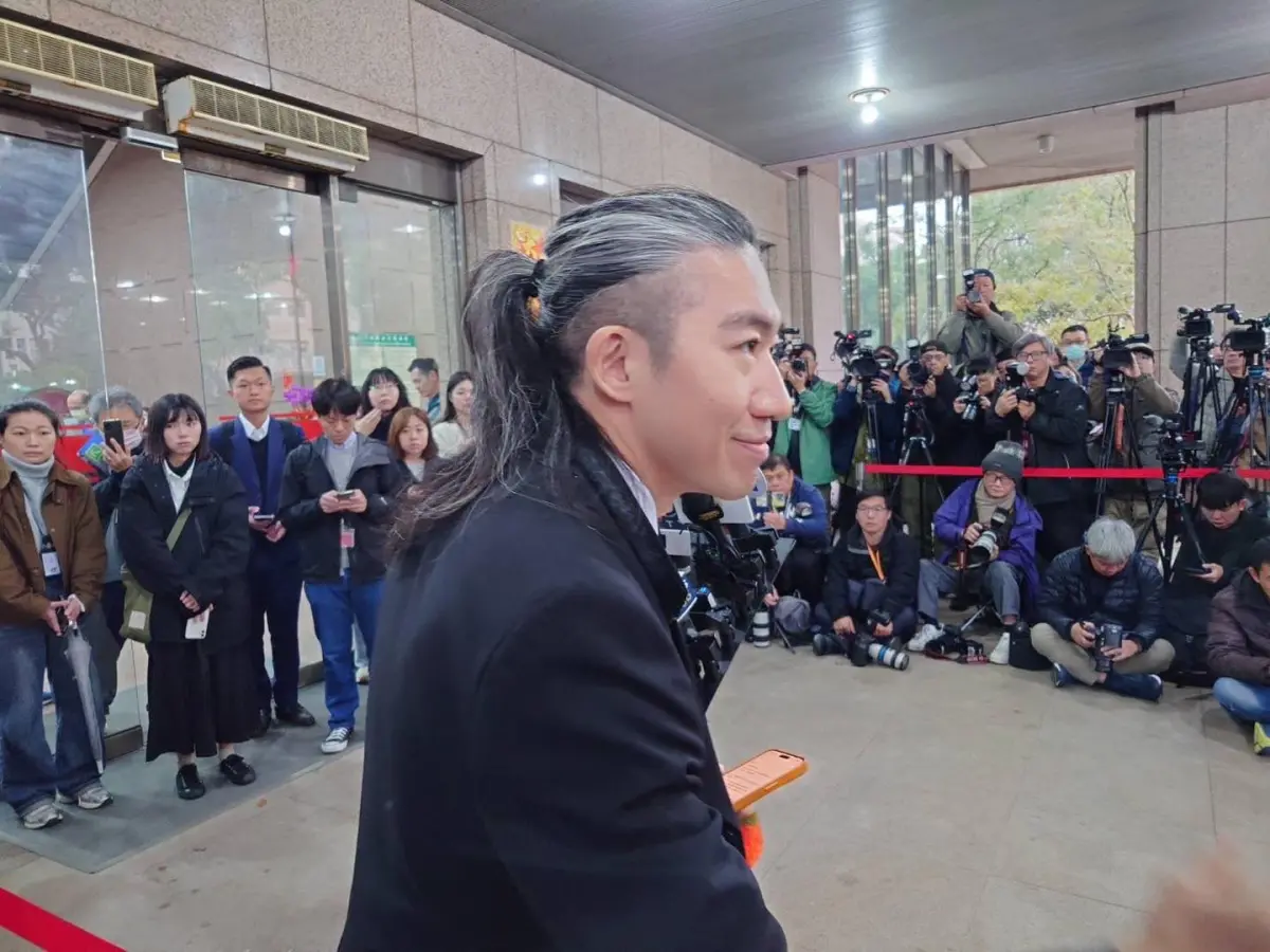 ▲盾牌牙醫史書華爭議不斷，今（7）日再被爆不倫被前妻提告。（圖／取自盾牌牙醫史書華臉書粉絲專頁）