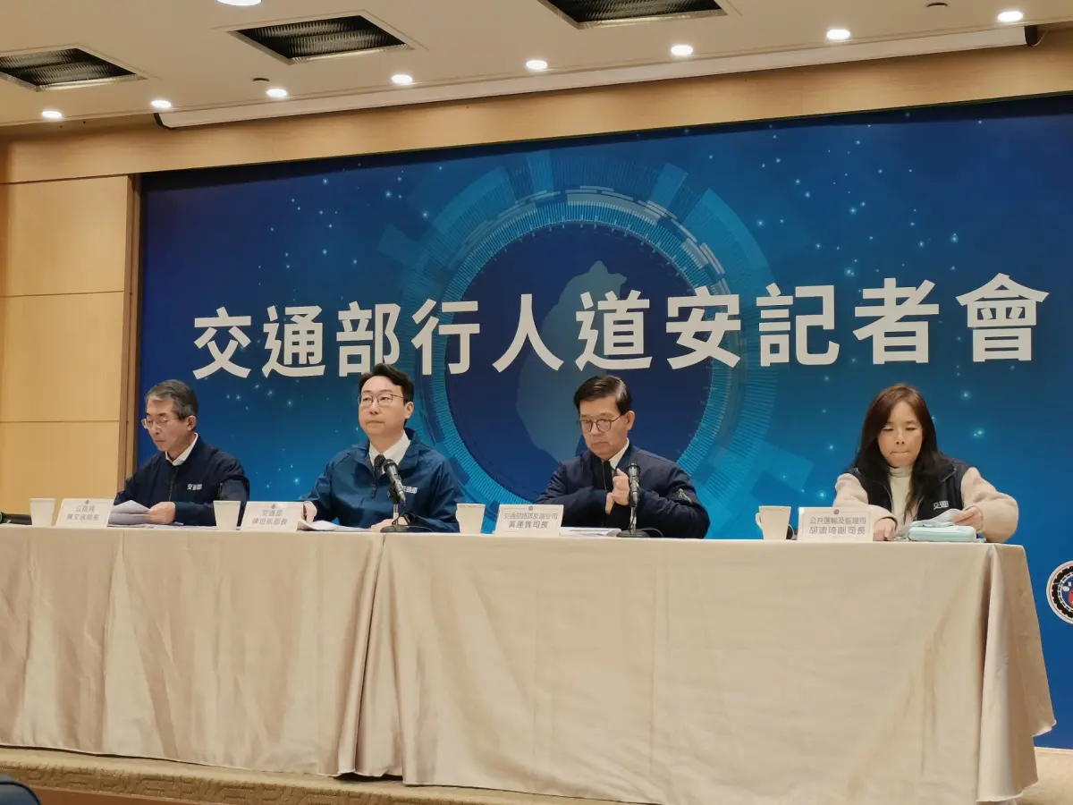 ▲交通部長陳世凱（左二）今（7）日表示，期望「已讀要回」，也不要吃豆腐（圖／記者許若茵攝，2025.02.07）