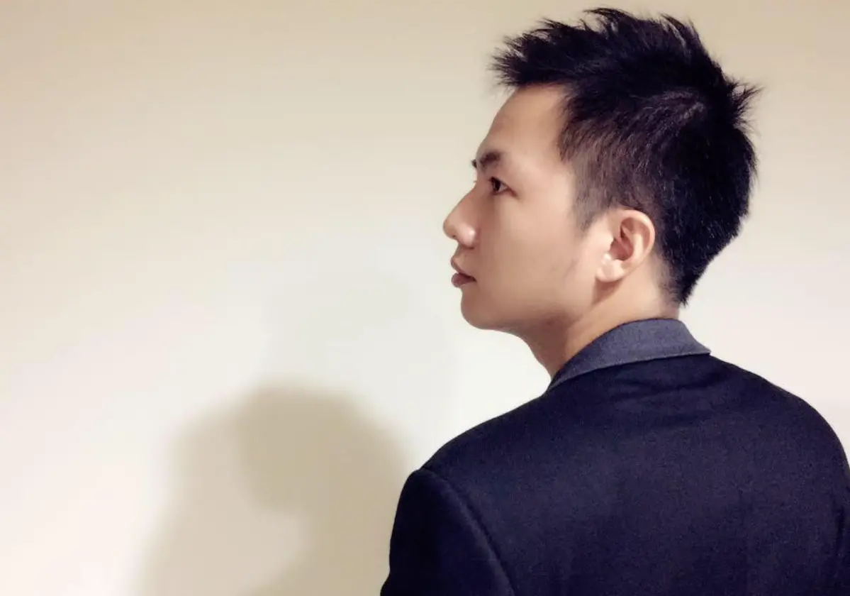 ▲網紅牙醫史書華今（7）日遭爆前年因外遇離婚，與小三「張女」鹹濕對話曝光；對此，作家「我是小生」表示，永遠是這些站在道德至高點嘴念經手摸奶的「岳不群」。