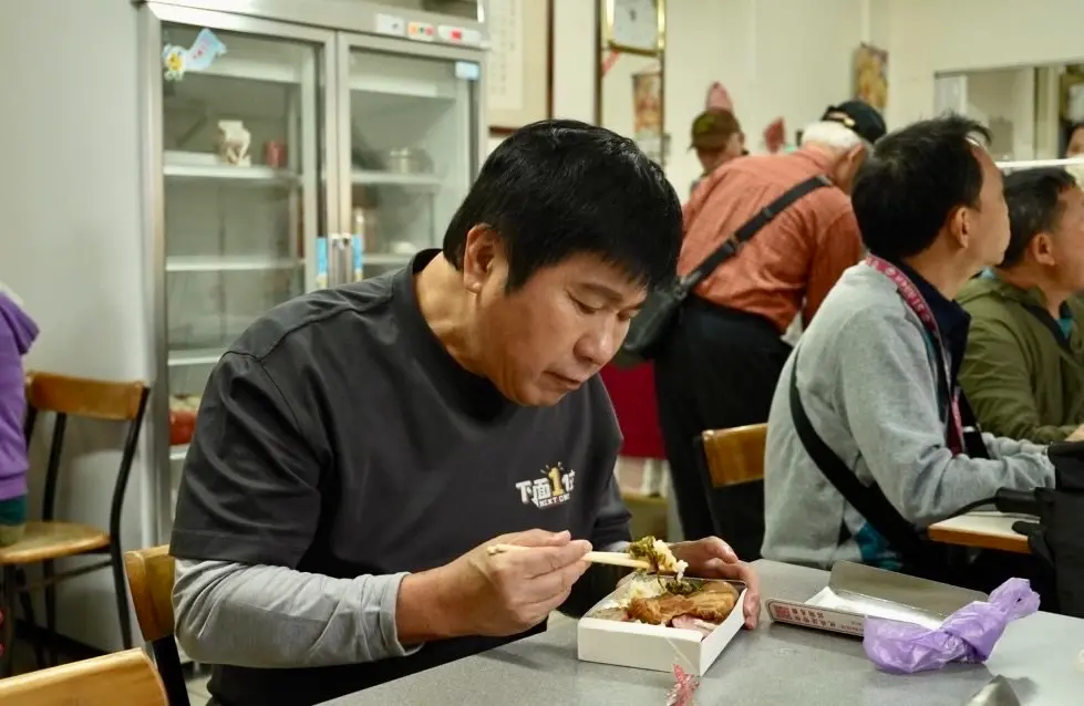 ▲胡瓜（如圖）身家飆破上億！如今他不只是YouTuber，在《下面一位》最新一集竟秒變業務，跟現場熱情民眾合照，大放粉絲福利。（圖／下面一位提供）