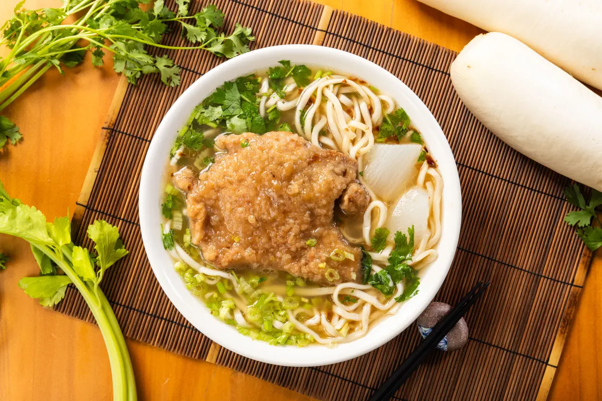 ▲夾帶金牌牛肉麵、金牌牛肉冬粉這波超人氣銷售光環的加持，即日起在全台八方雲集門市推出全新台灣經典麵食「梁師傅排骨麵」。（圖／品牌提供）