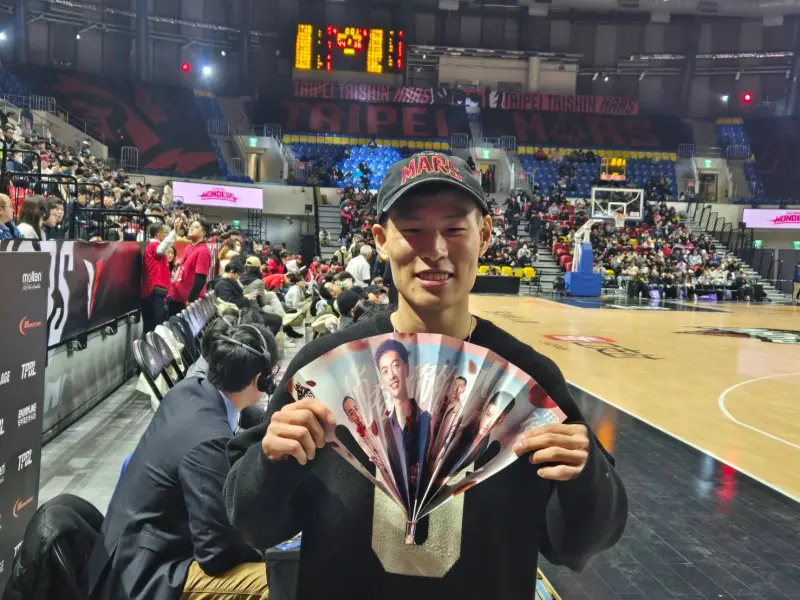 ▲本季效力於浙江廣廈的後衛林秉聖今（7）日回到和平籃球館看球，與老東家臺北戰神和新北中信特攻舊識敘舊，但受訪時透露，自己左手腕有傷，不一定能打中華隊。（圖／記者黃建霖攝）