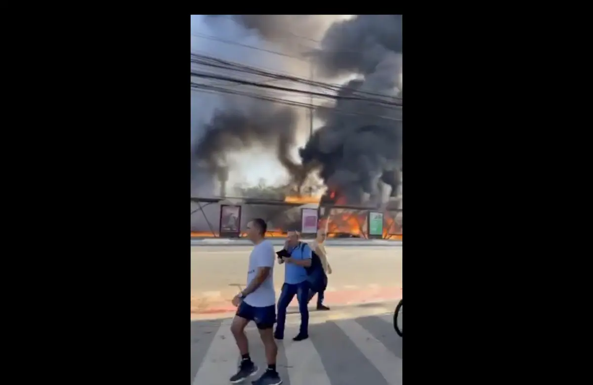 ▲巴西聖保羅今（7）日早上發生一起墜機事件，一架小飛機墜毀在市區，還砸中路上一輛公車，火勢熊熊燃燒，濃煙竄天。（圖／翻攝自X）