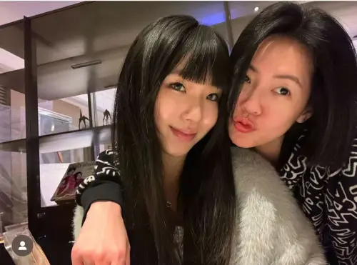 ▲網友從Elly的社群中發現,她一直戴著姨媽大S送的Tiffany項鍊。(圖/Elly社群) ▲網友從Elly的社群中發現,她一直戴著姨媽大S送的Tiffany項鍊。(圖/Elly社群)