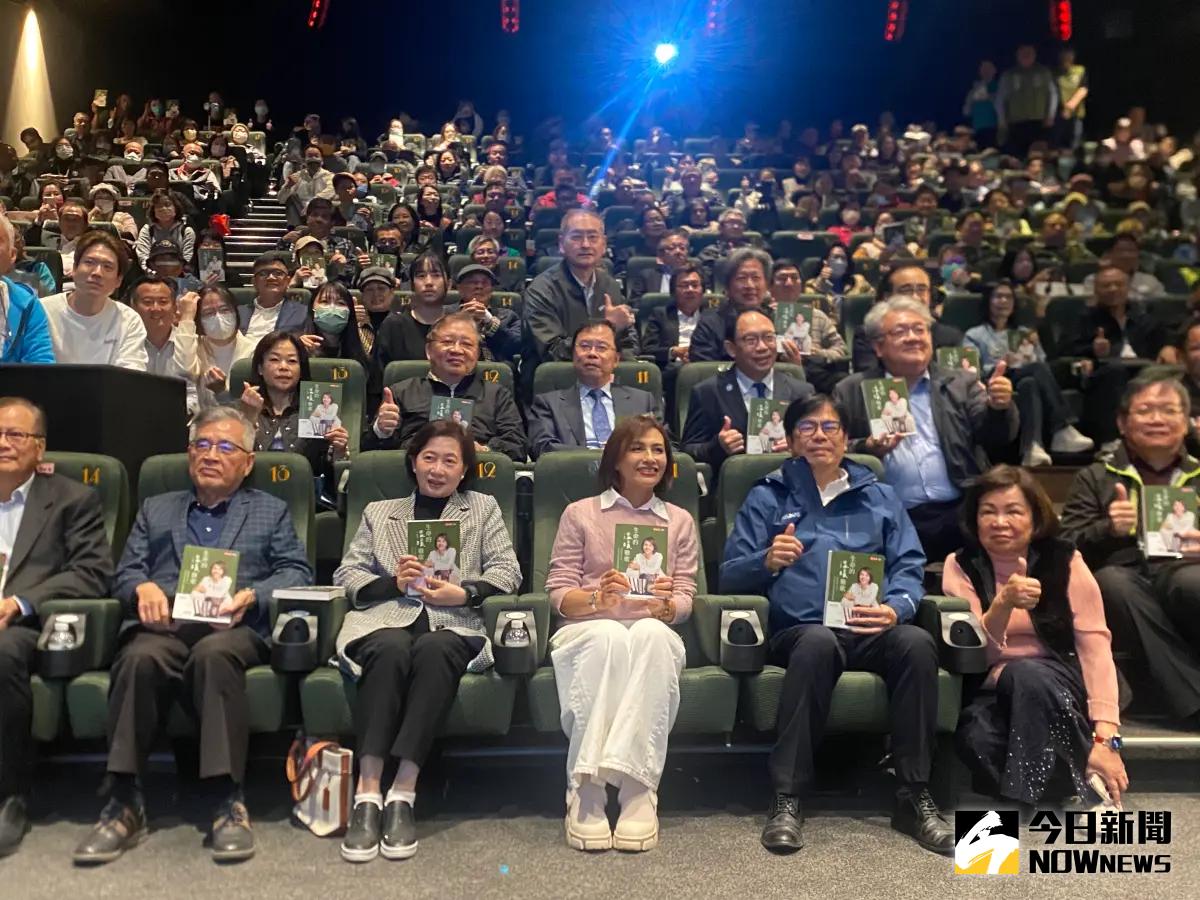 ▲立委邱議瑩今天舉辦《生命的溫暖戰歌》增訂版新書發表會，高雄市長陳其邁及各界支持者於會中大合照，展現邱議瑩的好人緣。（圖／記者郭凱杰攝,2025.02.07）