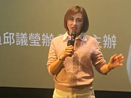 ▲邱議瑩希望能夠藉由自身的故事與努力，給這個社會、世界留下一些什麼，並且用這本《生命的溫暖戰歌》獻給所有生病的朋友、需要幫助的朋友。（圖／記者郭凱杰攝,2025.02.07）