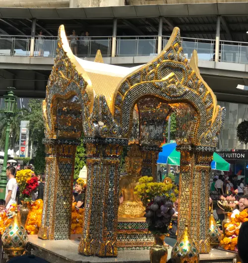 ▲泰國四面佛信徒眾多，其中不乏大咖藝人。（圖／讀者提供）