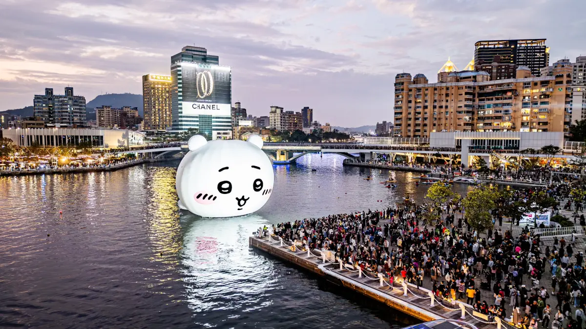 ▲今年高雄燈會「2025高雄冬日遊樂園」邀請「吉伊卡哇」三隻小可愛進駐愛河灣，成功吸引520萬人次，明天將舉辦閉幕式，三隻小可愛合體說再見。（圖／高雄市觀光局提供）