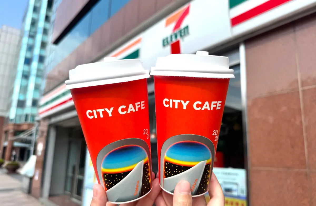 ▲補班日不憂鬱！7-11「LINE禮物」厚乳拿鐵買一送一，還有精品美式、拿鐵、馥芮白咖啡10元多一杯。（圖／記者鍾怡婷攝）