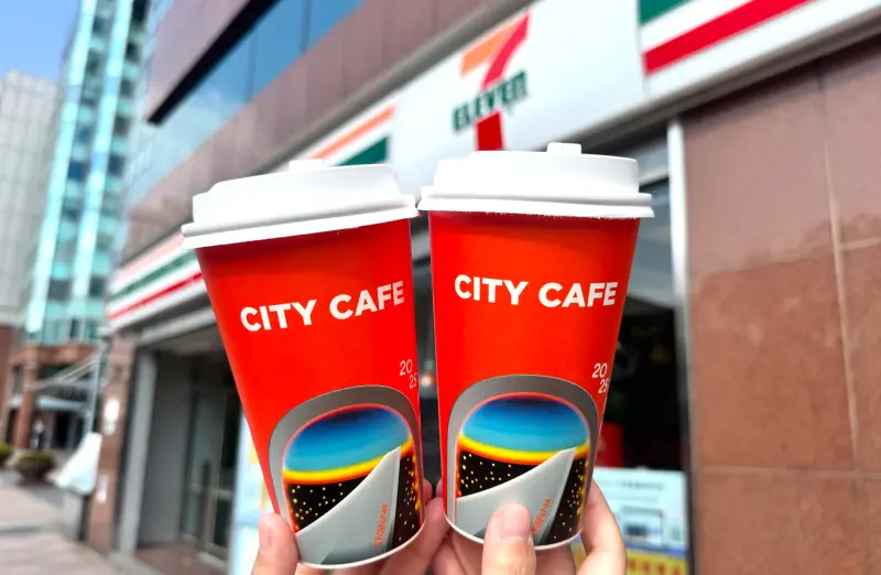 ▲補班日不憂鬱！7-11「LINE禮物」厚乳拿鐵買一送一，還有精品美式、拿鐵、馥芮白咖啡10元多一杯。（圖／記者鍾怡婷攝）