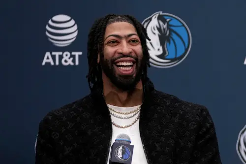 ▲達拉斯獨行俠今（8）日舉行新聞發佈會，正式介紹新加入的Anthony Davis、Max Christie與Caleb Martin。會上，Davis確認自己將在明日對陣休士頓火箭的比賽中完成獨行俠首秀。（圖／美聯社／達志影像）