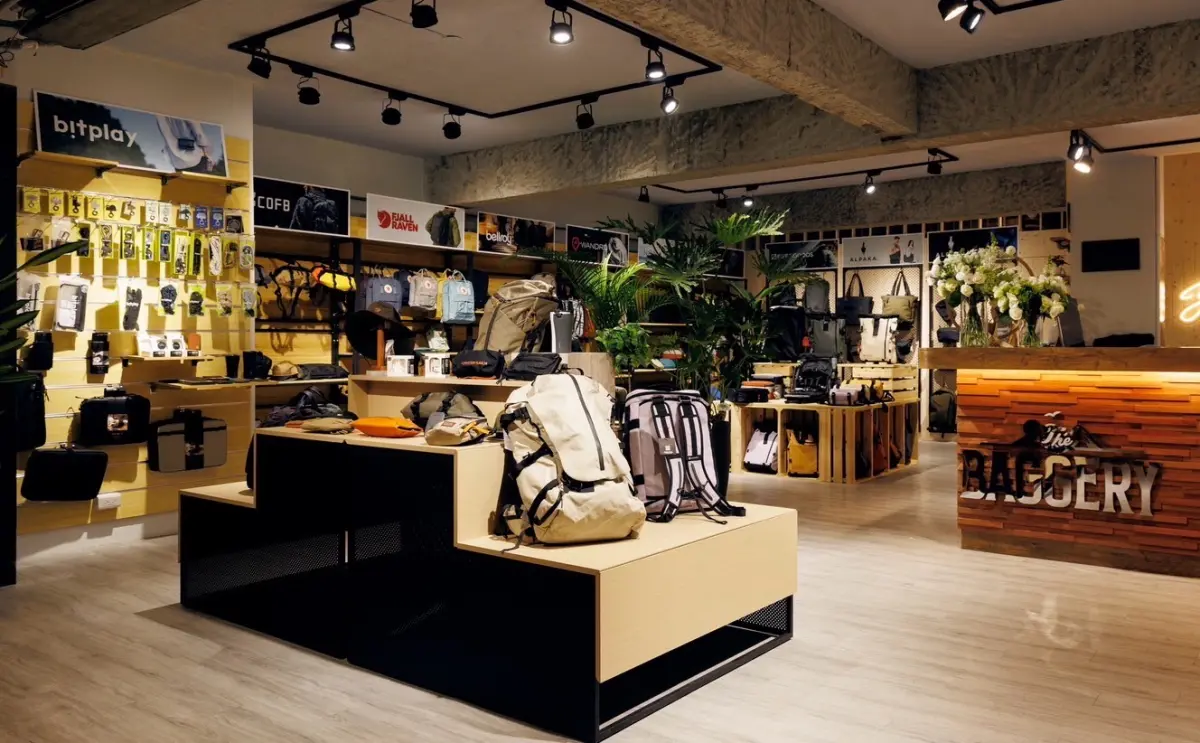 ▲ THE BAGGERY店內裝潢採工業風與木質元素融合，設有各背包品牌展示區，提供一站式選購體驗。（圖／業者提供）