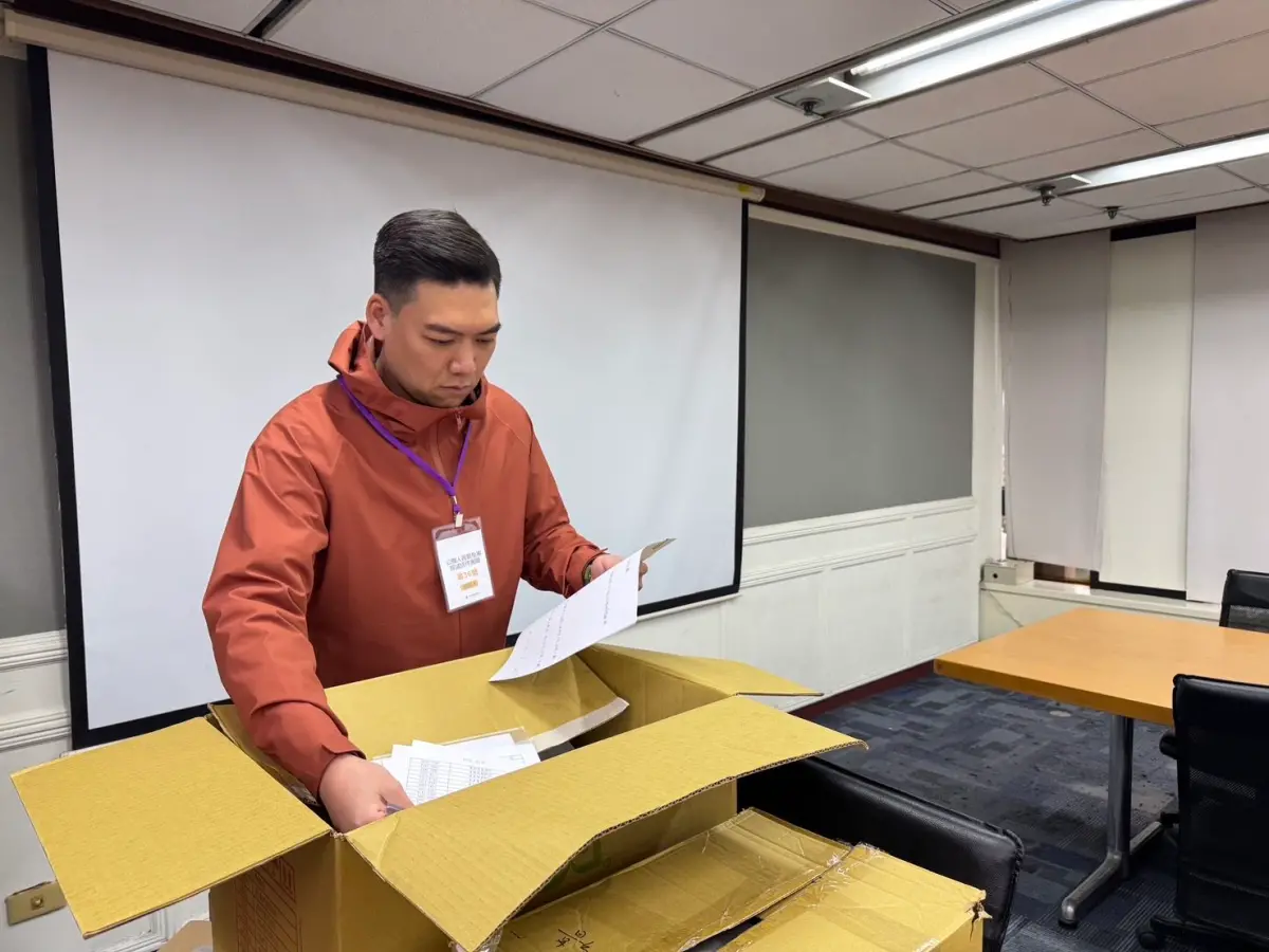 ▲藍青年軍發動罷免吳思瑤，今送件2836份到中選會。（圖／罷免吳思瑤團隊提供）