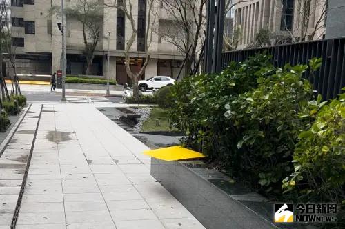 ▲愛心送別禮如今已經倒下，徐家人並沒有收走。（圖／記者吳昕蓓拍攝）