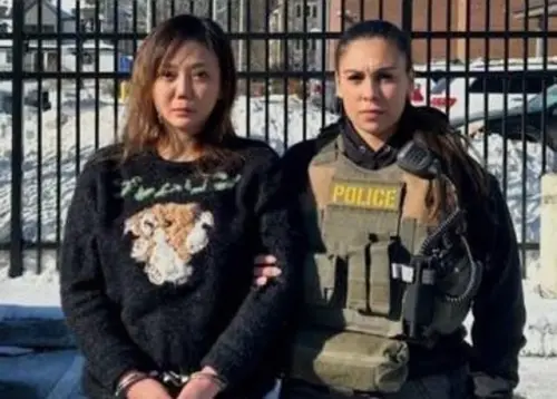 太陽花女王劉喬安因毒品等案件被通緝後,在美國波士頓一家旅館被捕。 ▲有「太陽花女王」之稱的劉喬安(左),因毒品等案件被通緝後,在美國落網將遭遣返。(翻攝移民暨海關執法局)