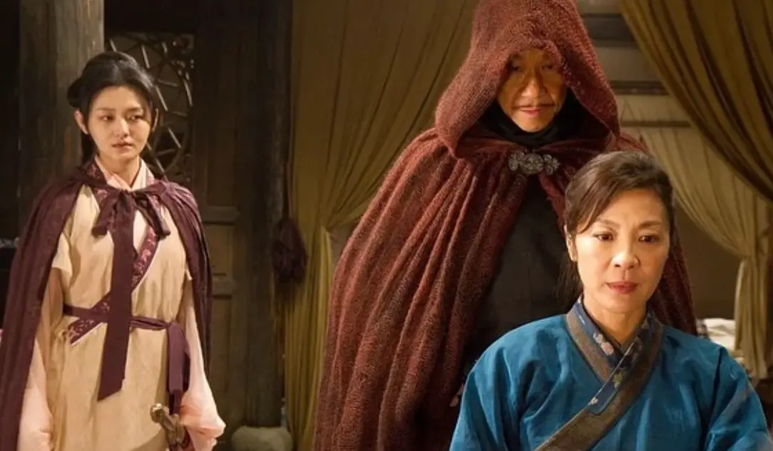 ▲48歲女星大S徐熙媛（左）近日因流感辭世，楊紫瓊（右）發文悼念大S，分享兩人在《劍雨》中的精彩對手戲畫面，道出「失去閃耀星星」的深沉哀思。（圖／翻攝自michelleyeoh_official IG）