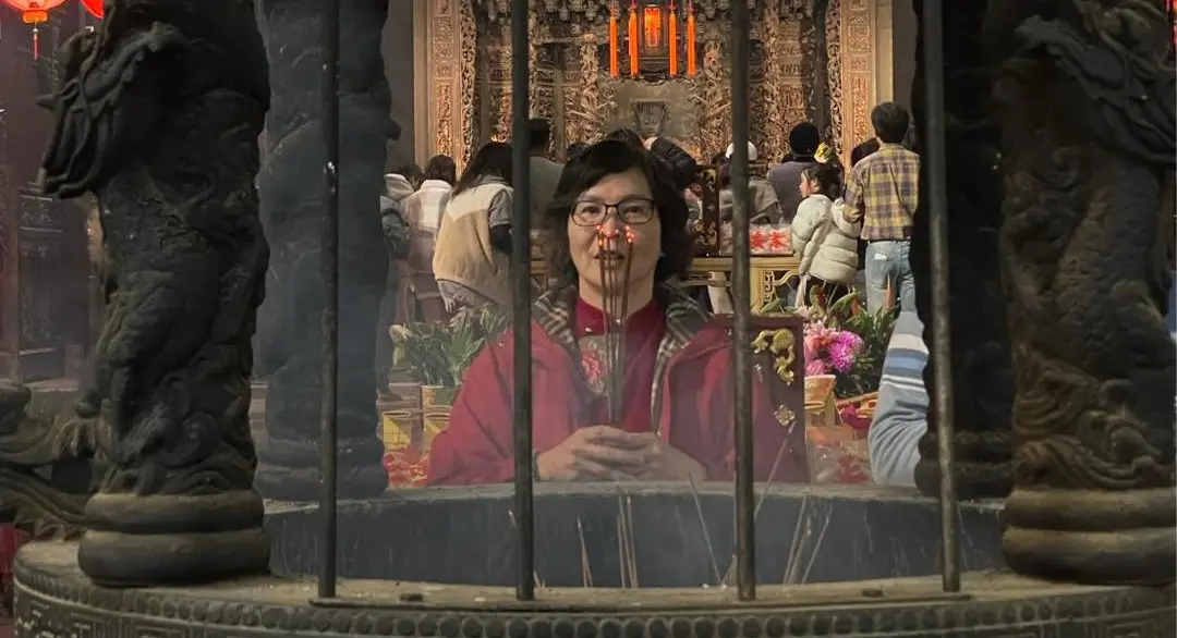 ▲民眾黨主席選舉政見會前夕，蔡壁如再強調出馬競選是為承擔，並附上在廟裡拜天公的照片。（圖／翻攝蔡壁如臉書，2025.02.08）